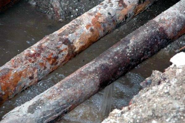 Восстанавливающие Малопургинский район строители, сломали водопровод