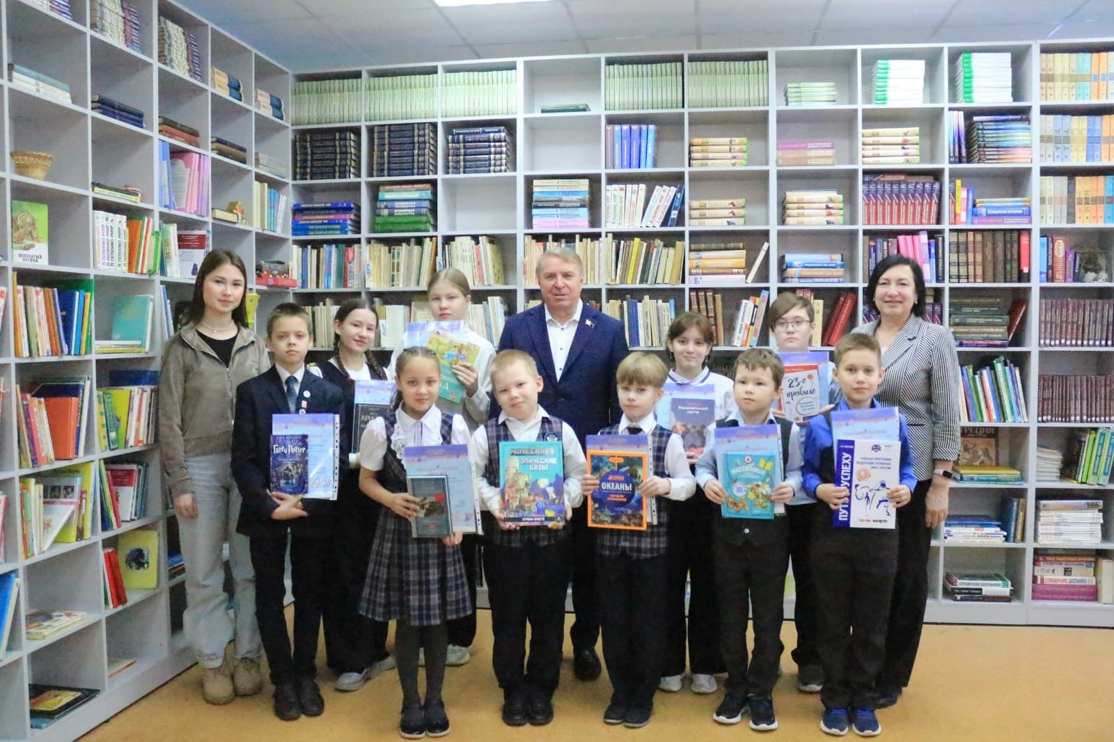 Председатель Гордумы Ижевска Фарит Губаев подарил книги школьникам микрорайона Буммаш