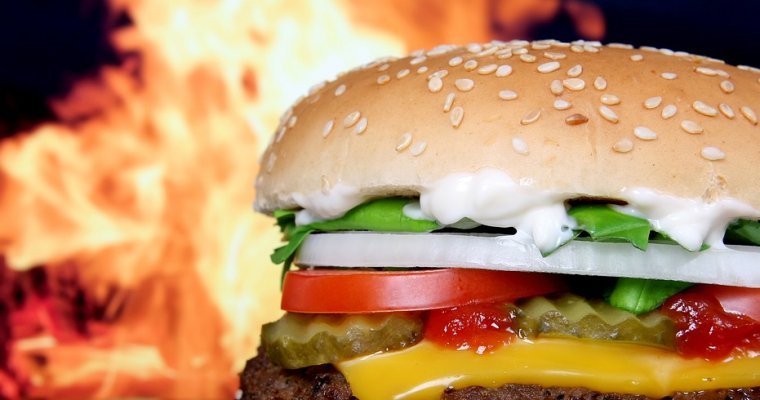 Американская корпорация McDonald's изменила логотип в честь 8 марта
