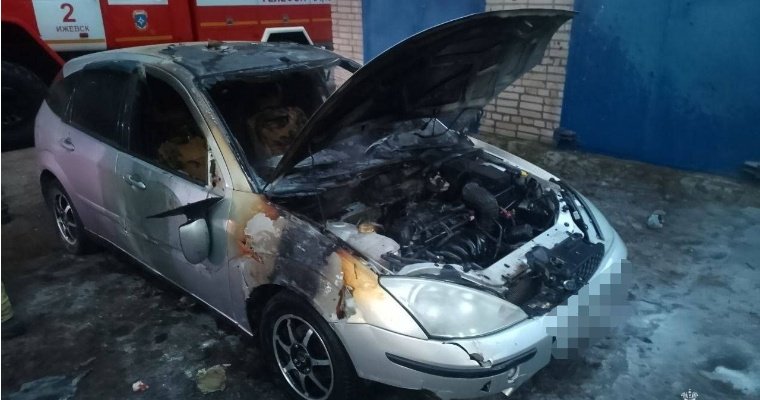 В Ижевске водитель получил ожог, когда пытался потушить пожар в машине