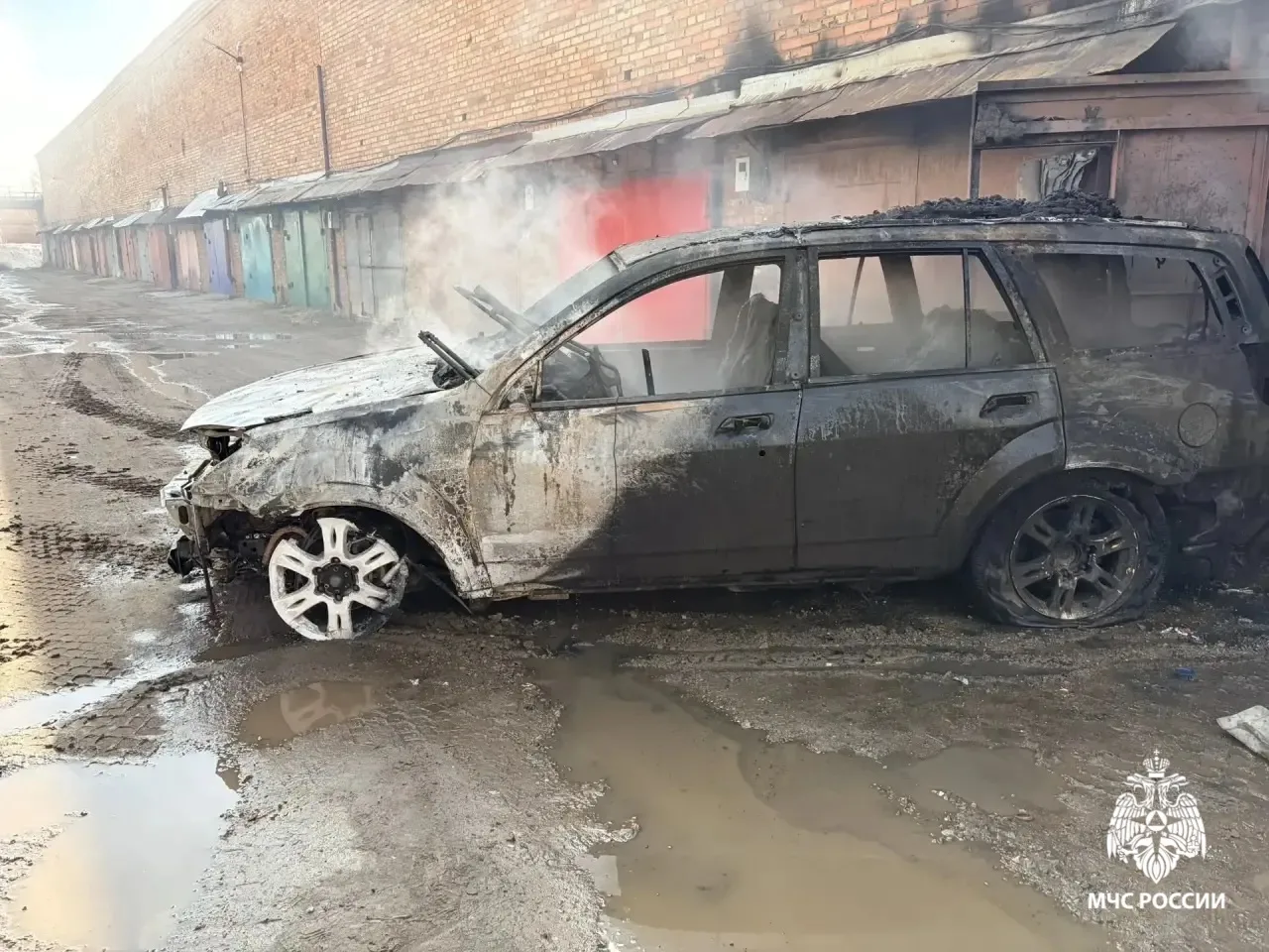 Искра от сварки уничтожила внедорожник в гаражном кооперативе Глазова