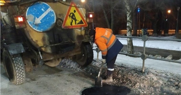 Образовавшиеся из-за перепада температур ямы на дорогах Ижевска начали ремонтировать