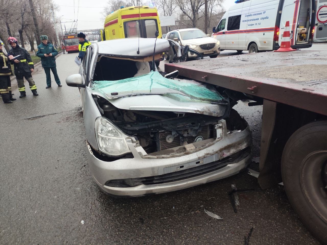 На улице Новоажимова в Ижевске легковушка врезалась в полуприцеп грузовика