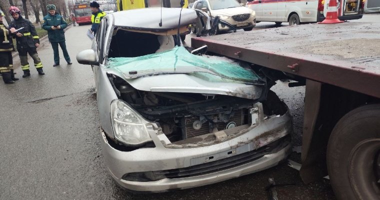 На улице Новоажимова в Ижевске легковушка врезалась в полуприцеп грузовика 