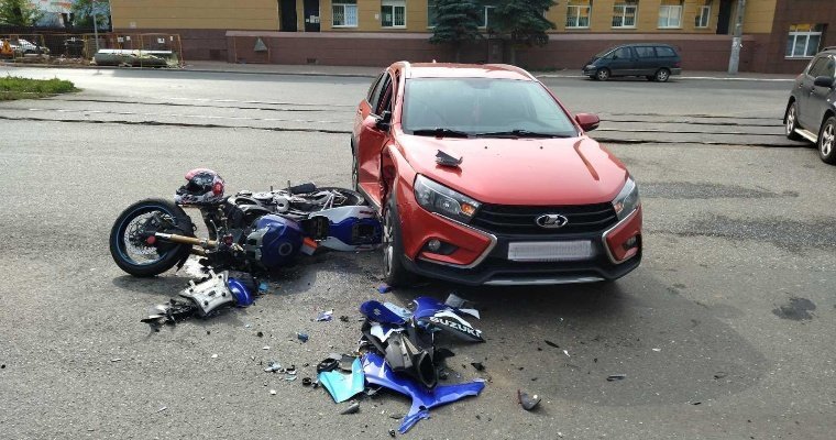 В Ижевске мотоциклист врезался в автомобиль, за рулём которого сидел пьяный водитель