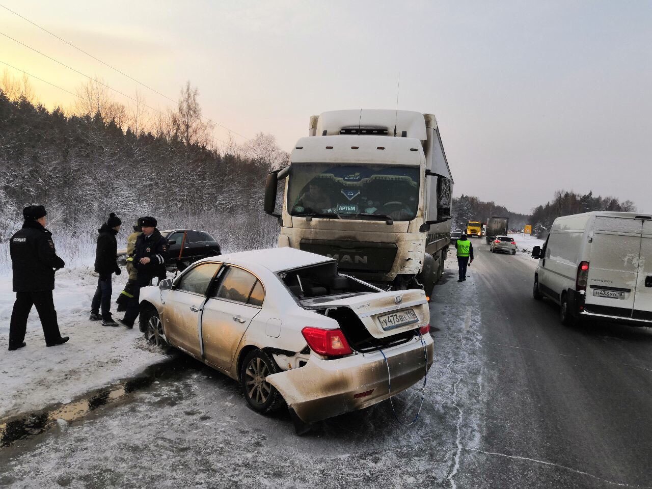 Аварии в удмуртии сегодня. Фуры на Удмуртской трассе. ДТП по Удмуртии за февраль 2021. Авария возле Юськи Удмуртия. Аварии на дорогах России за декабрь 2020.