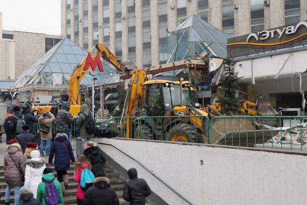 Спецтехника начала снос торгового центра Пирамида на Пушкинской площади Москвы