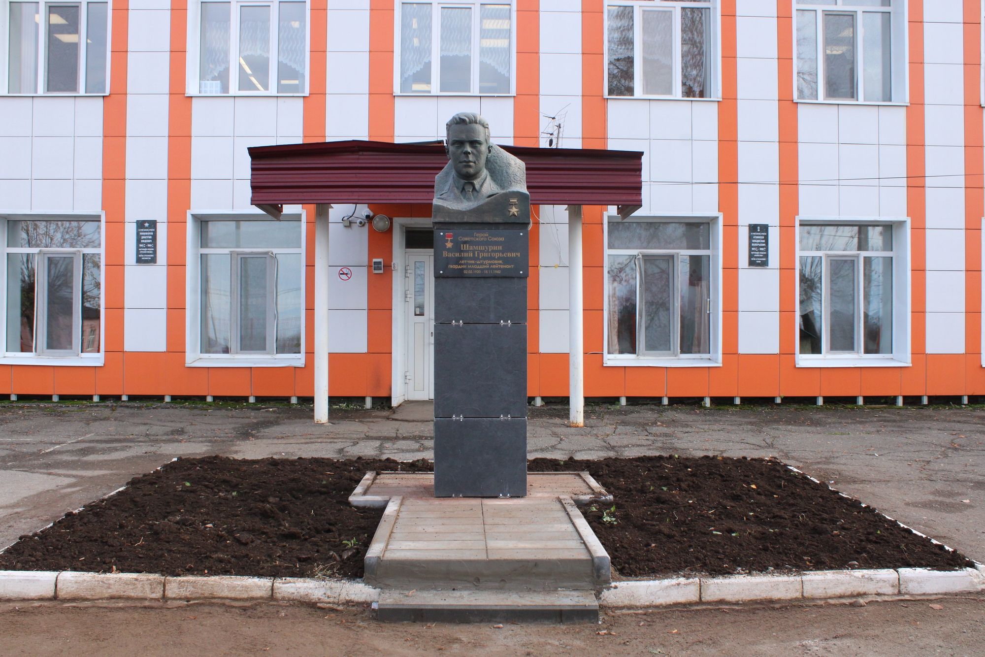 В Киясово установили новый памятник Герою Советского Союза Василию Шамшурину