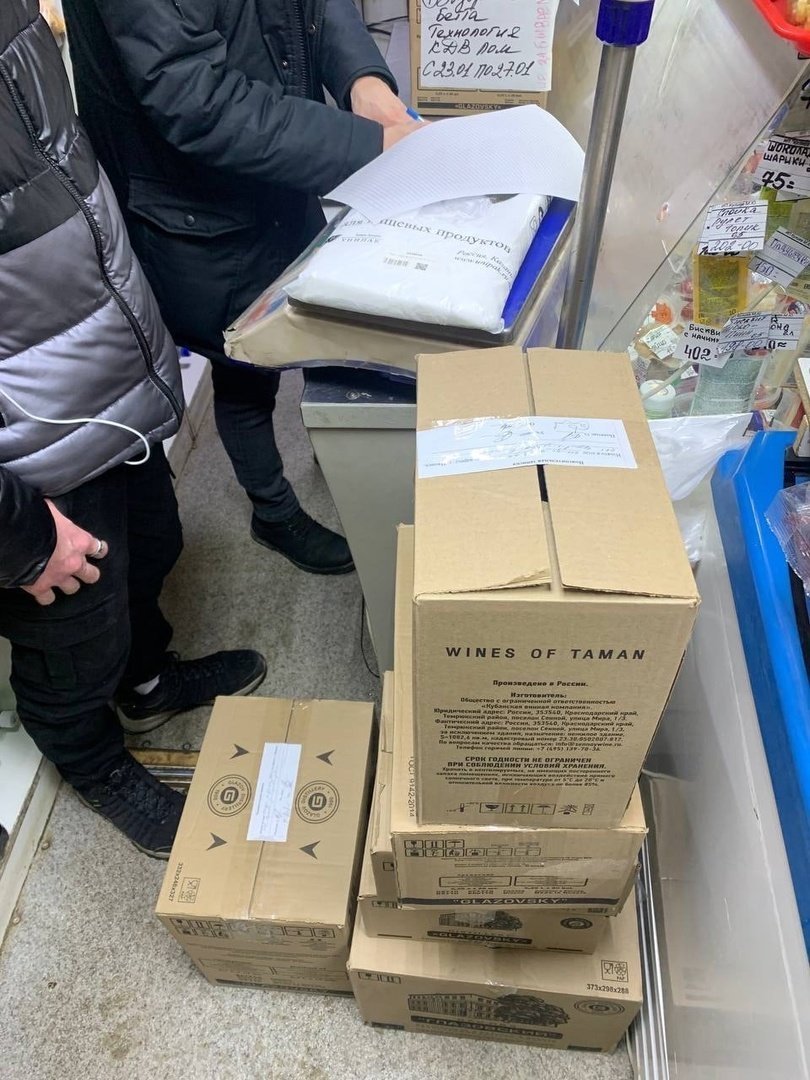 В ларьке на улице Тарасова в Ижевске выявлена незаконная продажа крепкого алкоголя