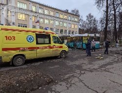 В Ижевске автобус пробил ограждение и въехал на территорию лицея 