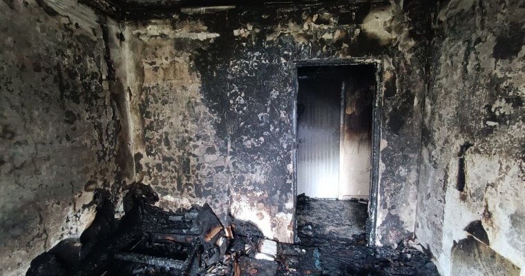 В Ижевске пожарные спасли двух человек из горящей квартиры
