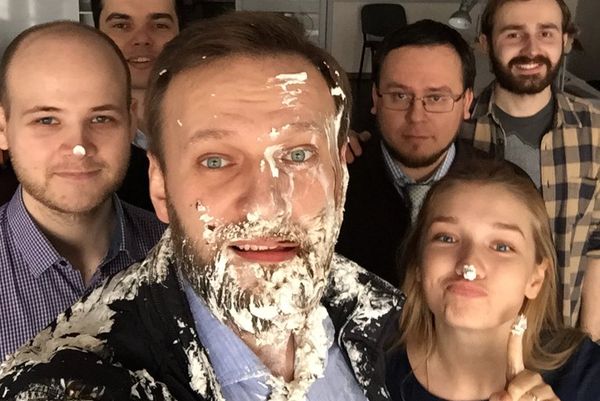Алексея Навального закидали тортами в Москве