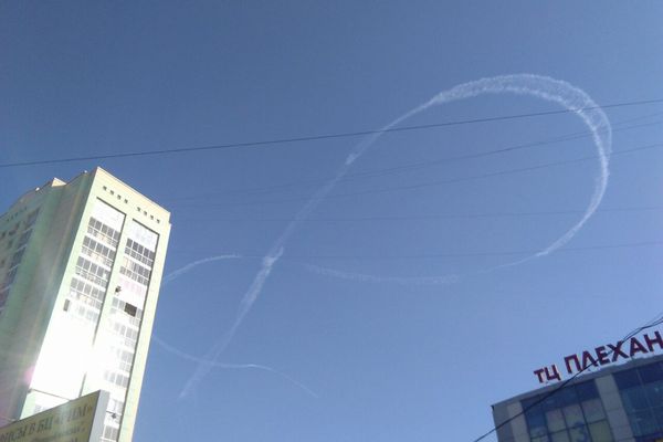 В честь 8 марта истребитель оставил в небе над Новосибирском восьмерку