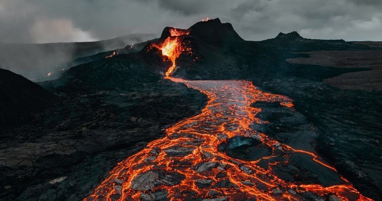 В Индонезии извергается вулкан на острове Ява