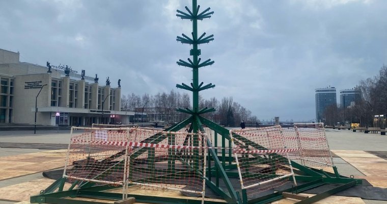 На Центральной площади Ижевска начали устанавливать новогоднюю ёлку