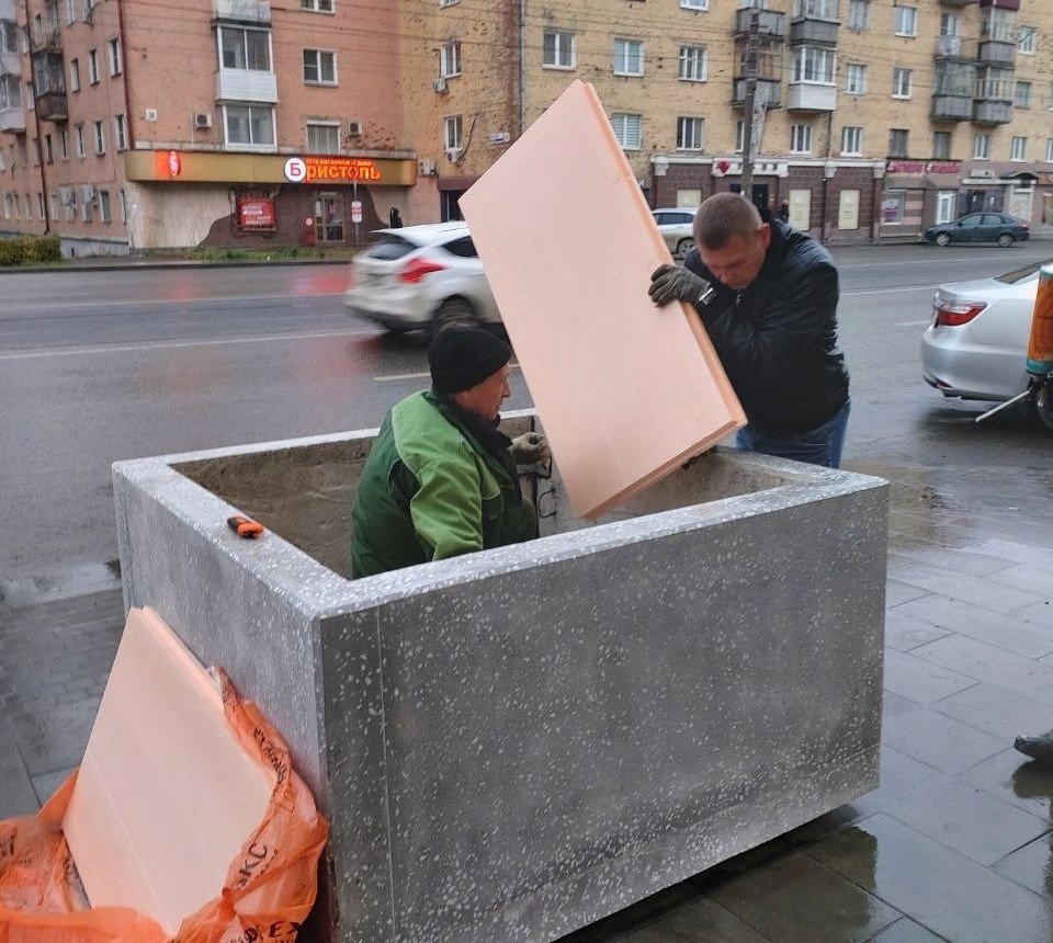 На улице Ленина в Ижевске начали устанавливать вазоны для растений