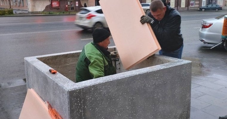 На улице Ленина в Ижевске начали устанавливать вазоны для растений На улице Ленина в Ижевске начали устанавливать вазоны для растений