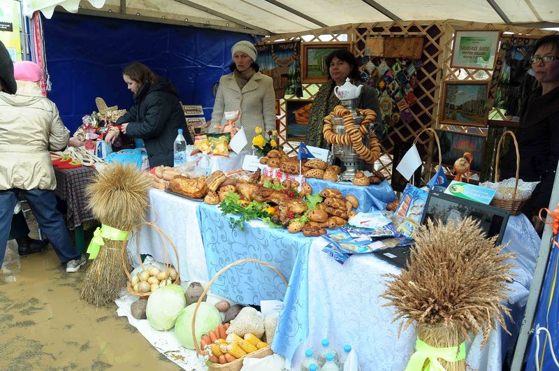 Выставки сельского. Ярмарка продуктов Золотая осень. Ярмарка сельхозпродукции Ижевск. Сельхоз ярмарка в Ижевске. Оформление ярмарка продовольственной.