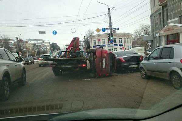 Эвакуаторщик уронил «Ладу Калину» на Jaguar в Кирове