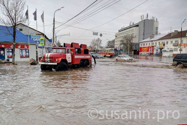 Картина дня в Удмуртии: выпавшая из окна любительница алкоголя и паводок