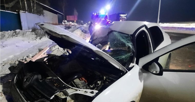 В Удмуртии нетрезвый водитель после столкновения с грузовиком налетел на отбойник дороги