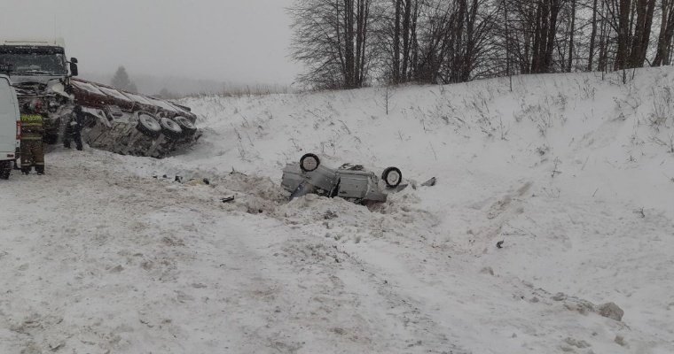 Водитель легковушки погиб при столкновении с фурой в окрестностях Воткинска