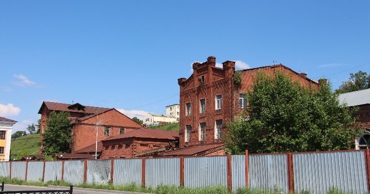 Итоги дня: продажа здания бывшего пивзавода в Ижевске и стрельба по велосипедистам