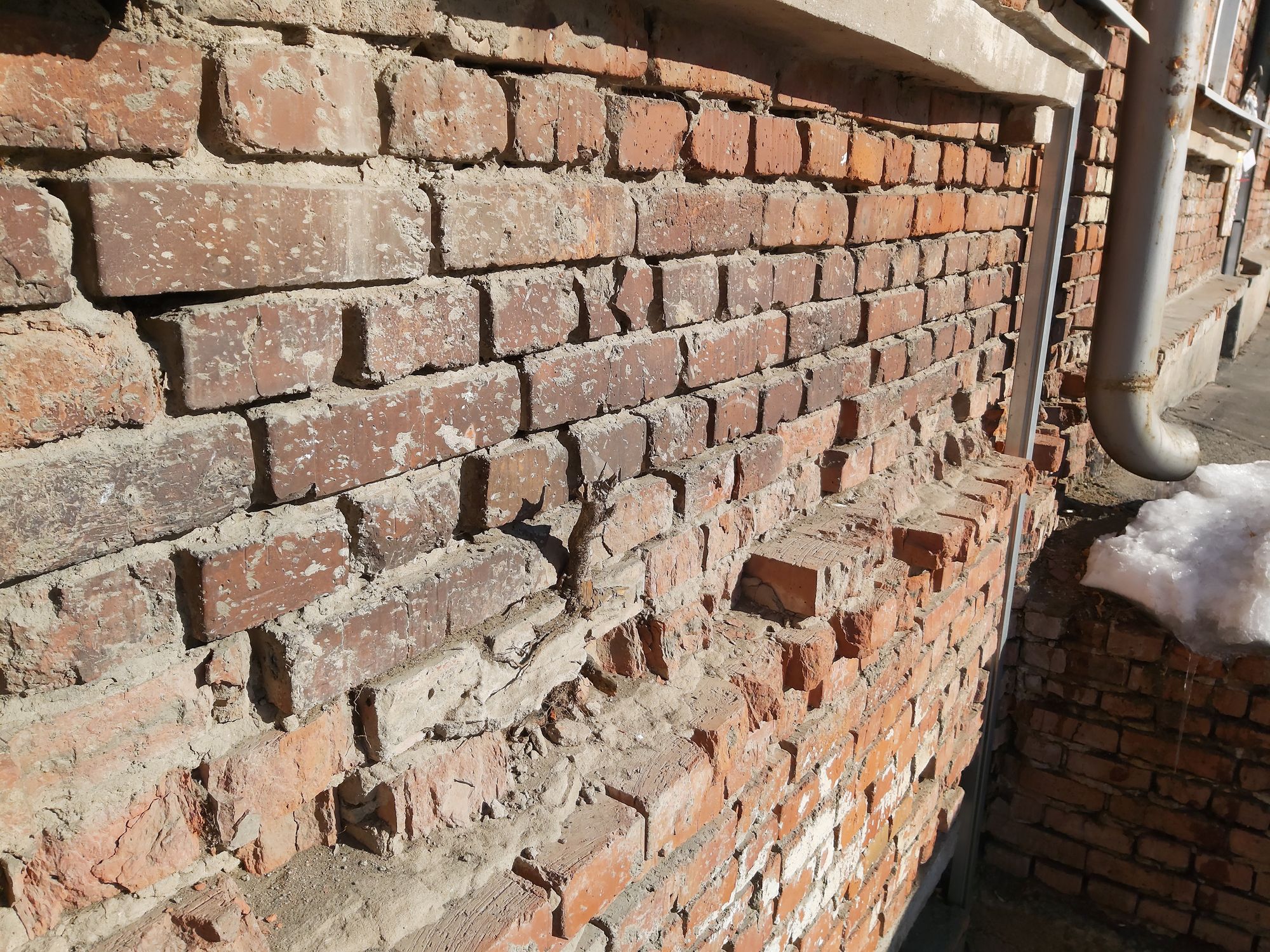 Картина дня: выпавшие кирпичи из старого дома в Ижевске и дополнительные автобусы на пригородных маршрутах 