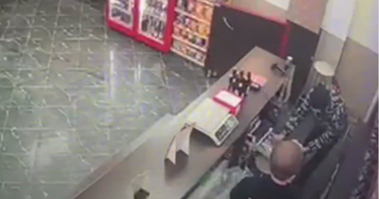 Мужчина совершил разбойное нападение в магазине на Пушкинской в Ижевске 