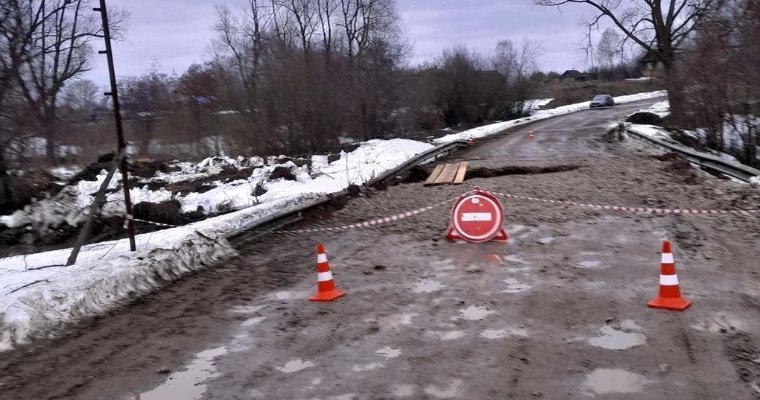 Паводок размыл мост в удмуртском селе Мушак, пришлось перекрыть движение