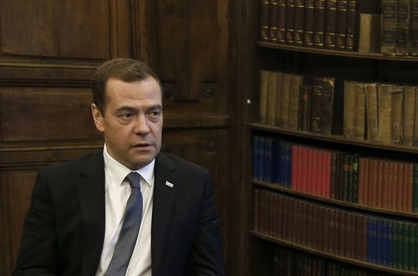 Медведев: Россия не будет просить Запад отменить санкций