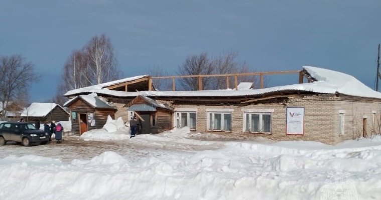 Крыша столовой в Балезинском районе обрушилась под тяжестью снега