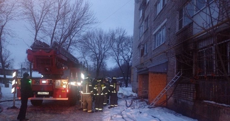 Во время пожара на улице Рабочей в Сарапуле огнеборцы спасли 13 человек 