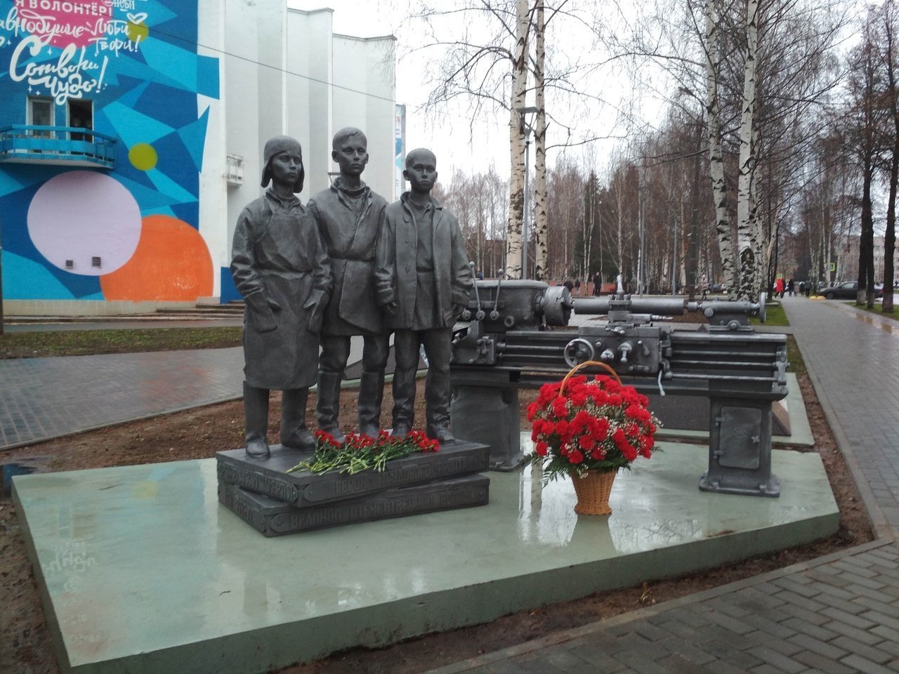 В Удмуртии ищут родственников героев трудового фронта, которые стали прообразами памятника у ИжГТУ