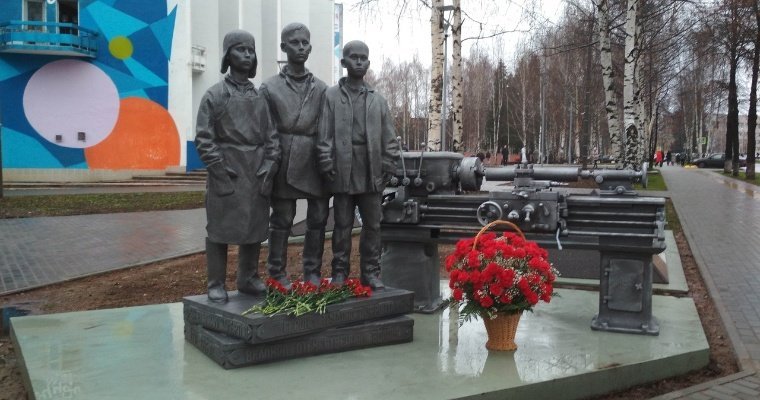 В Удмуртии ищут родственников героев трудового фронта, которые стали прообразами памятника у ИжГТУ 