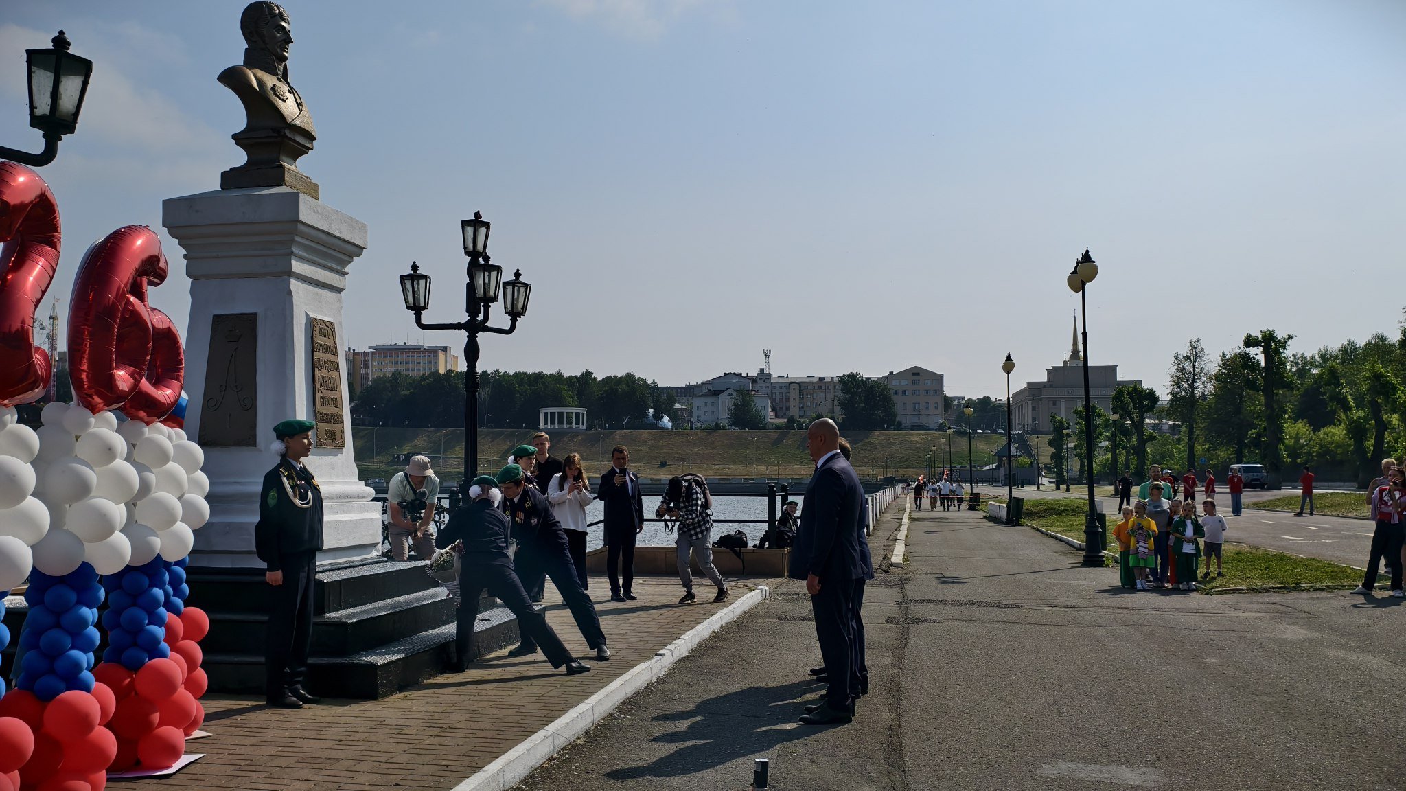 Празднование Дня города в Ижевске началось с возложения цветов к бюсту основателя оружейного завода