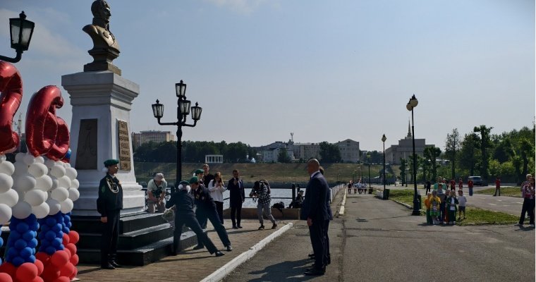 Празднование Дня города в Ижевске началось с возложения цветов к бюсту основателя оружейного завода