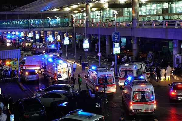36 человек погибли в результате теракта в аэропорту Стамбула