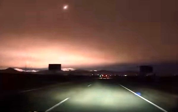 Жители Хакасии засняли на видео падение метеорита