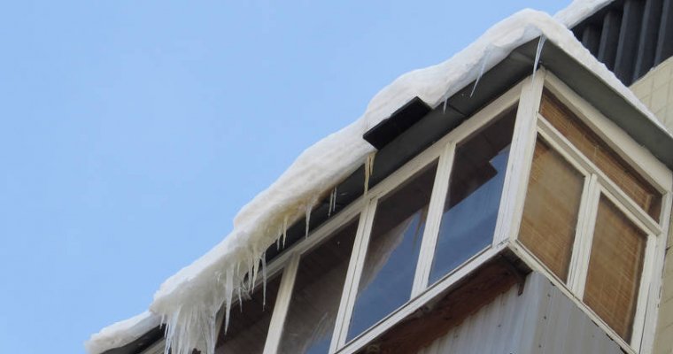 В Ижевске на женщину с крыши дома упал снег