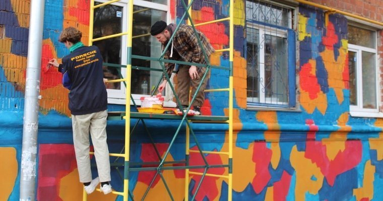 Городские художники раскрасили фасады двух подростковых клубов Ижевска