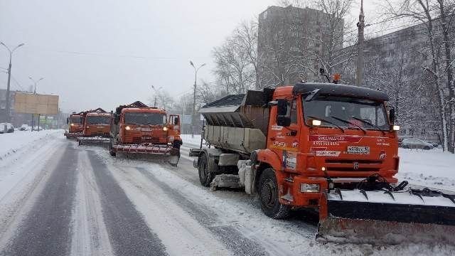 В Ижевске 8 декабря очищать город от снега вышли почти 70 единиц спецтехники