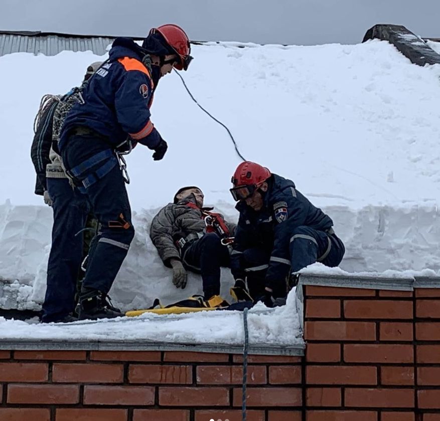 Мужчину с подозрением на инсульт спасли с крыши в Ижевске