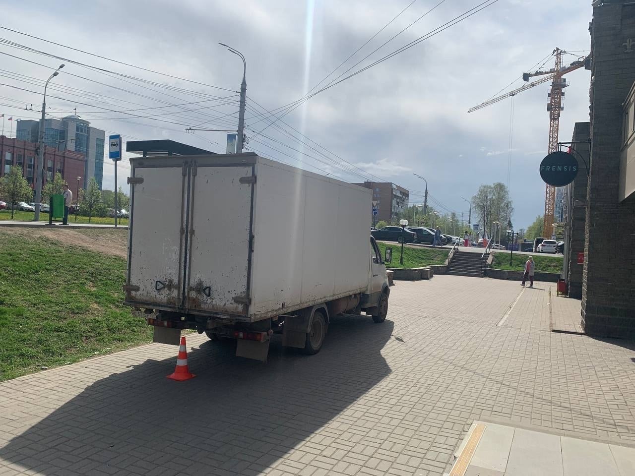 В Ижевске женщина получила травмы под колесами грузовика