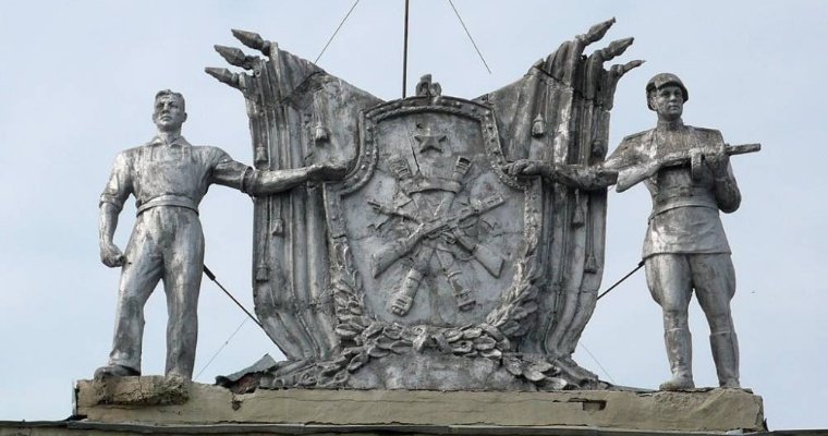 Скульптура рабочего и солдата может вернуться на здание драмтеатра в Ижевске