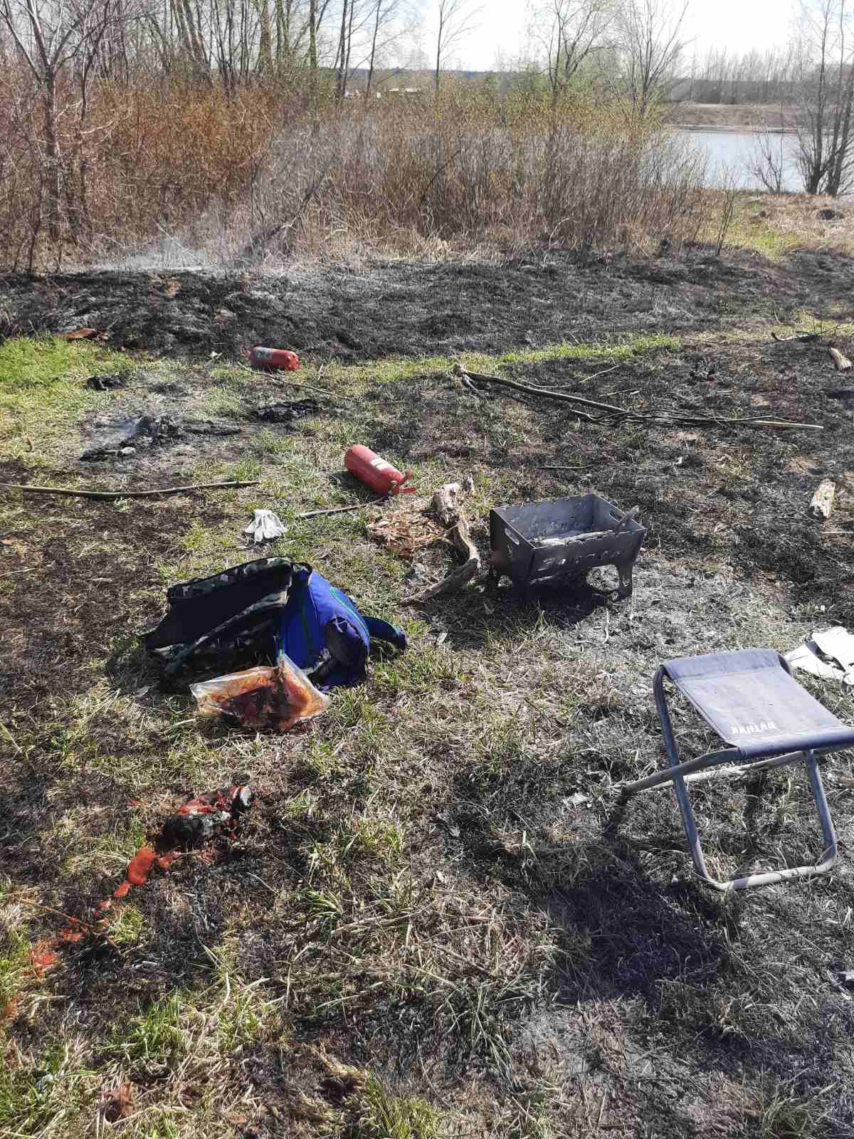 На берегу Камы в Сарапуле спасатели вызволили из огненной ловушки двух человек