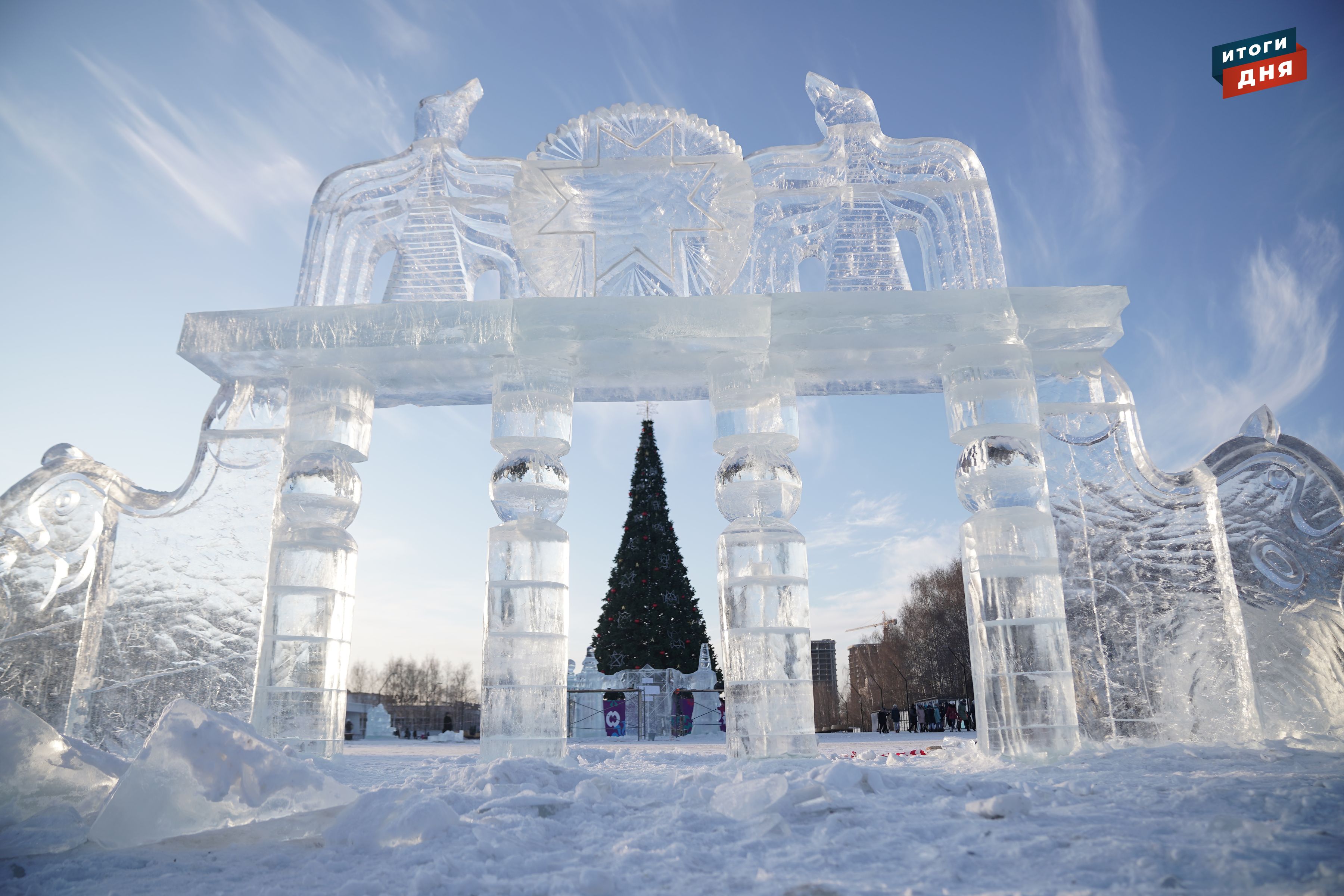 Ижевск зимой. Ледяной городок Ижевск. Ледяной городок Ижевск 2020. Ледовый городок площадь Ижевск. Центральная площадь Ижевск зима.