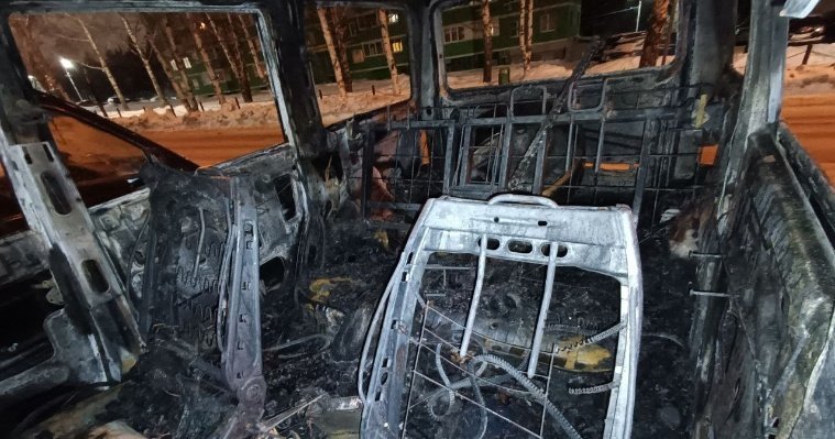На улице Татьяны Барамзиной в Ижевске загорелись два автомобиля 