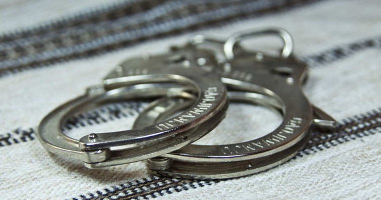 Владельца кафе в Дебесах обвинили в шести изнасилованиях и вымогательстве