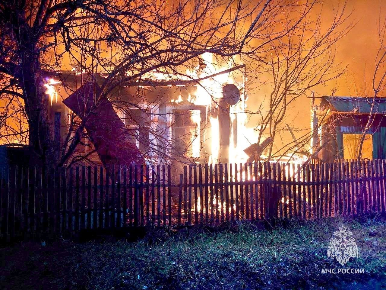 В Камбарке пожар уничтожил два дома